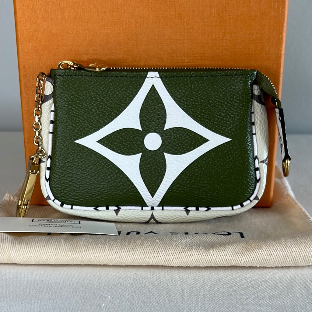 Louis Vuitton Giant Micro Pochette Accessories Khaki/White